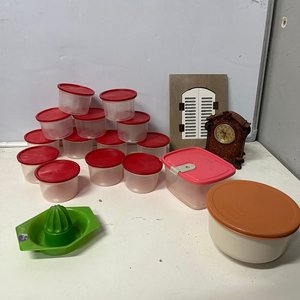 Lote siguiente: Lote de 18 piezas: Tupperware, exprimidor, reloj y portarretrato