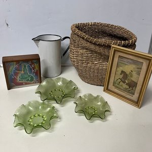 Lote siguiente: Lote de 7 piezas: 3 centros de mesa verdes, reloj, jarra, cuadro y canasto