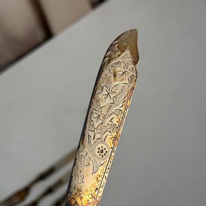 Juego de Cubiertos para Pescado con Mango de Nácar y Detalles Grabados - imagen 9
