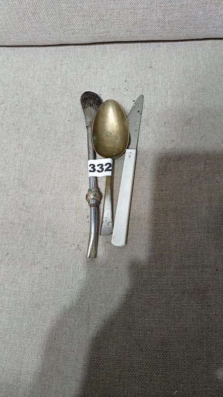 Cubiertos Surtidos de Metal y Plástico