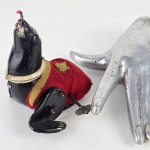 Antiguo Juguete de Lata Japonés: Foca Mecánica con Capa Roja - imagen 1