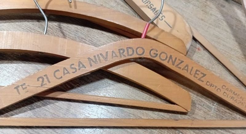 Perchas vintage de madera en buen estado - imagen 3
