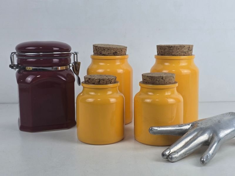 Set de 5 Frascos de Cerámica para Cocina: 4 Amarillos y 1 Bordo