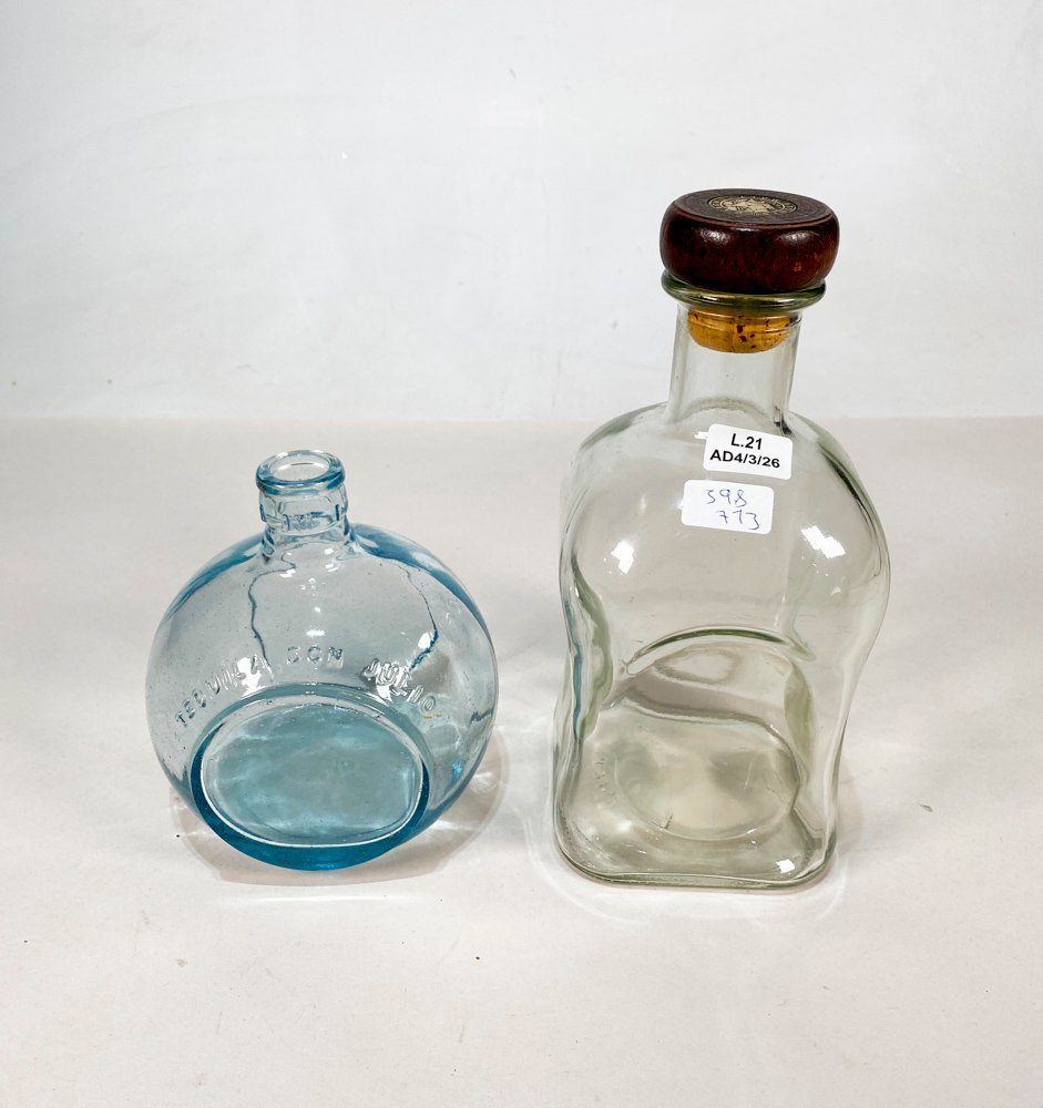 Dos botellas de vidrio claras y azules - imagen 2