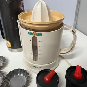 Juguera Eléctrica Punktal, Termo, Cubiertos, Vasos y Moldes para Repostería - imagen 4