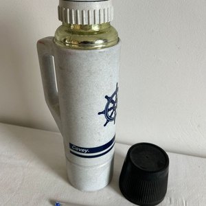 Termo Covey con Diseño Náutico y Tapa Negra - imagen 1