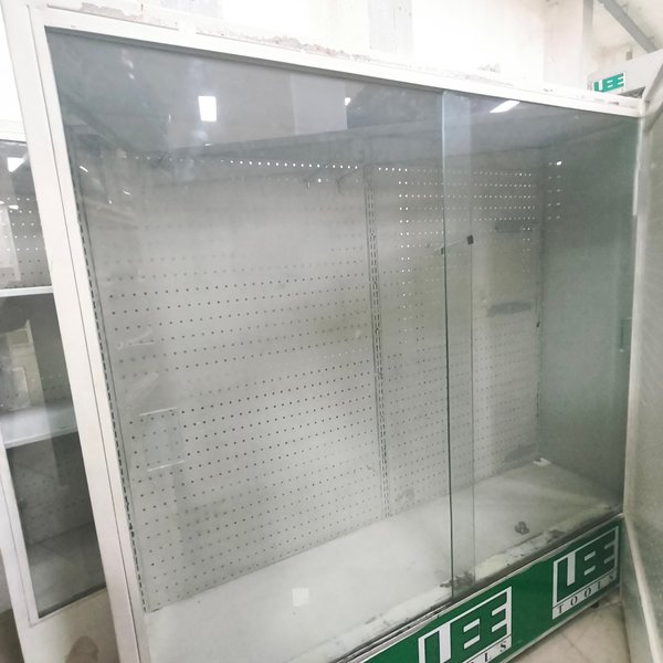 Vitrina Exhibidora con Frente de Vidrio y Fondo Perforado