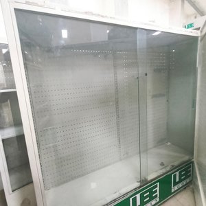 Lote anterior: Vitrina Exhibidora con Frente de Vidrio y Fondo Perforado