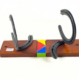 Lote siguiente: Perchero de Madera y Herradura con Detalles de Color