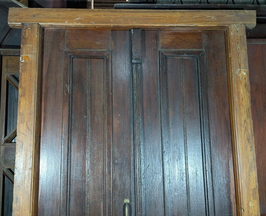 Puerta antigua de frente con panelado de cedro y llaves - imagen 7