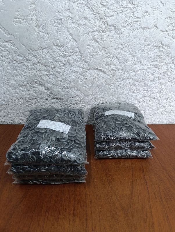 Lote siguiente: Botones en bolsas de plástico