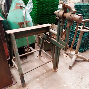 Morsa de Herrero Antigua con Base de Hierro - imagen 2