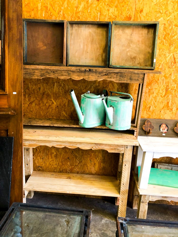 Estantería Rústica de Madera con Dos Regaderas Verdes