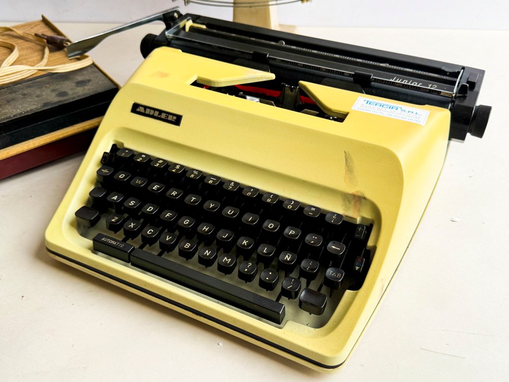 Máquina de escribir y ventiladores vintage - imagen 2