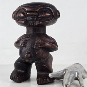 Estatua Pigmeo de Camerún en Madera Oscura - imagen 1