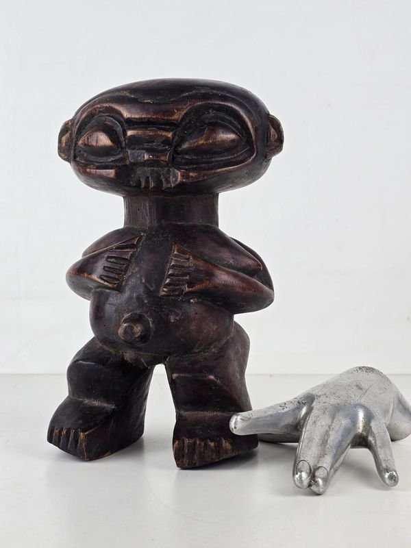 Estatua Pigmeo de Camerún en Madera Oscura