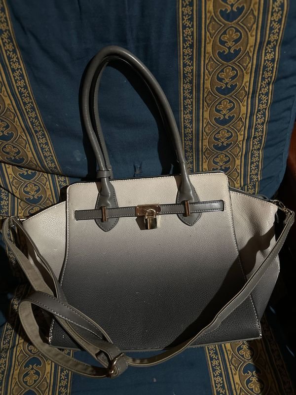Elegante Cartera Gris con Detalle de Candado y Correa