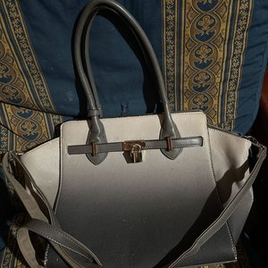 Lote anterior: Elegante Cartera Gris con Detalle de Candado y Correa