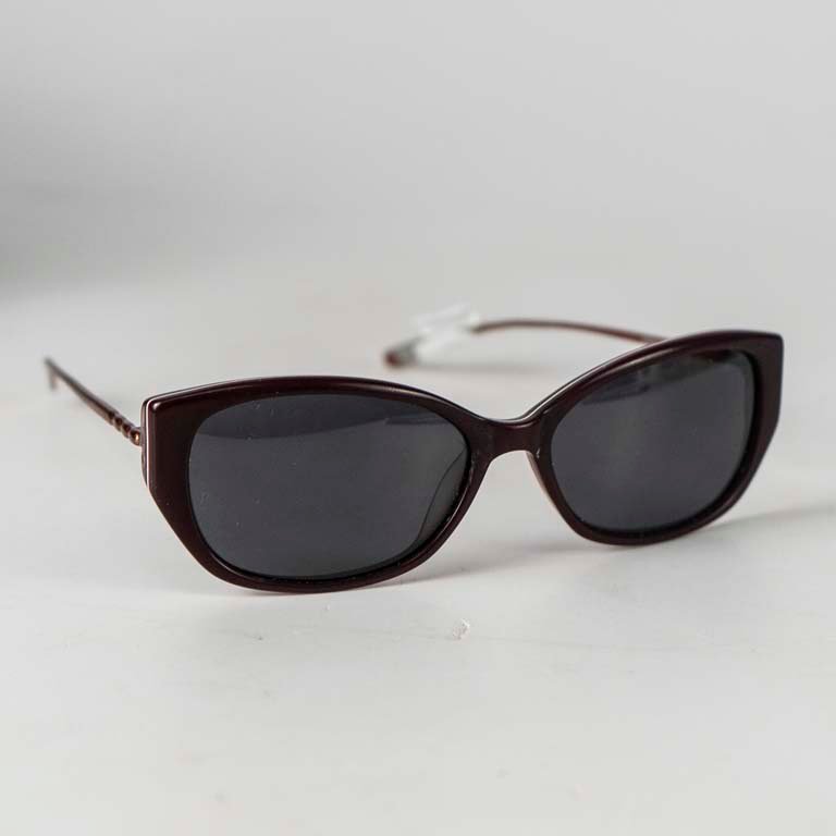 Lote anterior: Par de gafas de sol Karina Rabolini