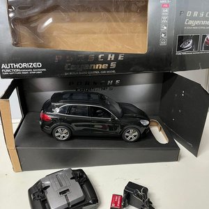 Auto a escala Porsche Cayenne S 1:14 con control remoto, baterías y cargador - imagen 2