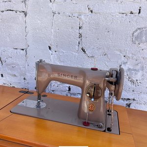 Máquina de Coser Singer Antigua con Mueble de Madera - imagen 5
