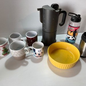 Lote de Cafetera Moka, Tazas Navideñas, Jarra Plástica y Más - imagen 2