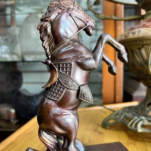 Figura Decorativa de Caballo en Metal Patinado Bronce con Base de Madera - imagen 3