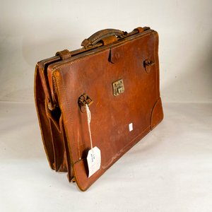 Lote anterior: Maletín Antiguo de Cuero Marrón con Detalle de Marca Grabada