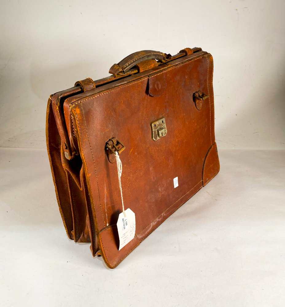 Maletín Antiguo de Cuero Marrón con Detalle de Marca Grabada