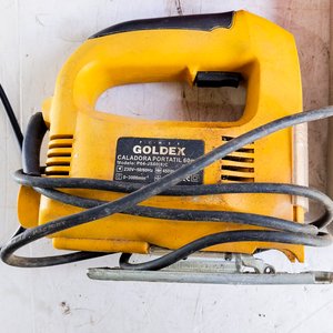 Lote de Herramientas Eléctricas: Engrampadora, Caladora, Atornillador y Compresor de Pintar - imagen 4