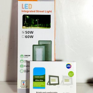 Lote siguiente: 2 Ps. Foco de columna + foco 50w