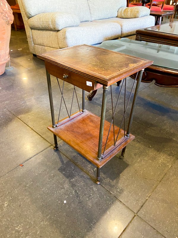 Mesa Auxiliar Estilo Clásico y Gran Tinaja Decorativa de Barro - imagen 1