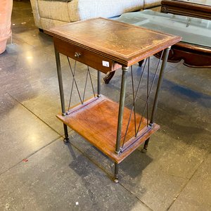 Lote siguiente: Mesa Auxiliar Estilo Clásico y Gran Tinaja Decorativa de Barro