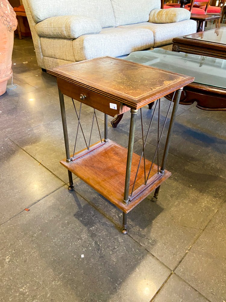 Mesa Auxiliar Estilo Clásico y Gran Tinaja Decorativa de Barro