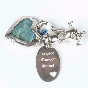 Lote anterior: Llavero de Plata con Piedra y Grabado "Un Gage D'Amour Éternel"