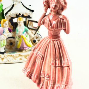 Figuras de Porcelana: Carreta con Figuras y Dama Estilo Victoriano - imagen 2