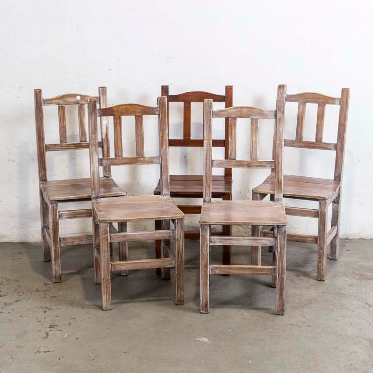 Lote siguiente: Sillas de madera con diseños únicos y tornillos visibles