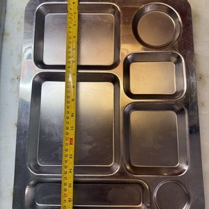 Lote de Bandejas Metálica y Plástica, Jarra y Exprimidor Manual de Vidrio - imagen 6