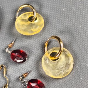 Lote de Joyería: 4 Pares de Aretes y 1 Pulsera de Cuero y Metal - imagen 3