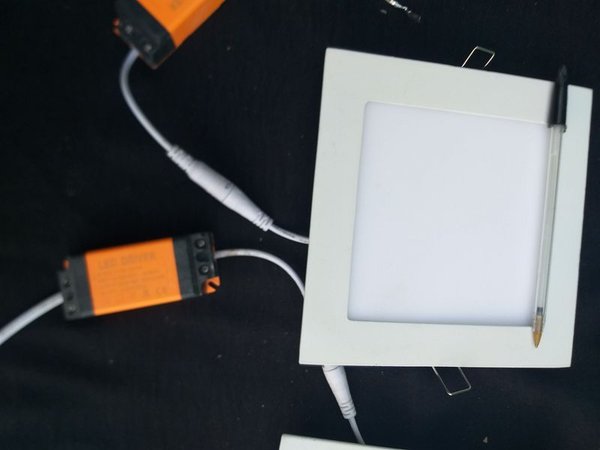 Dos Luces Led Cuadradas Blancas con Transformadores - imagen 1