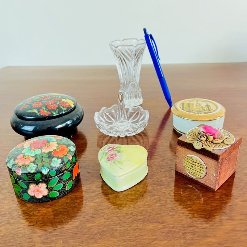 Lote de Joyeros, Pastillero, Despojador de Anillos y Florero