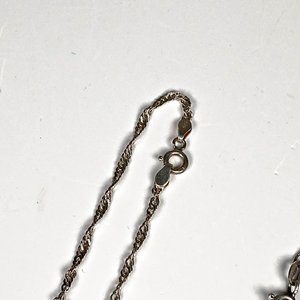 Conjunto de Dos Cadenas de Plata con Dije y Cuentas - imagen 4