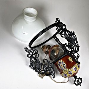 Colgante Quinqué Antiguo de Mayólica y Hierro con Pantalla Opalina - imagen 2