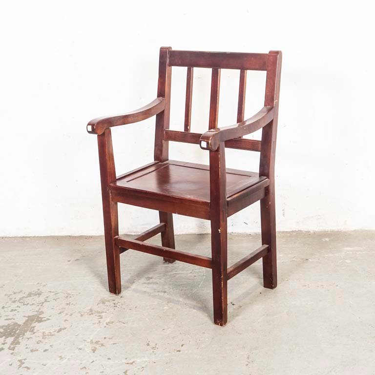 Sillón de madera de diseño con acabado brillante
