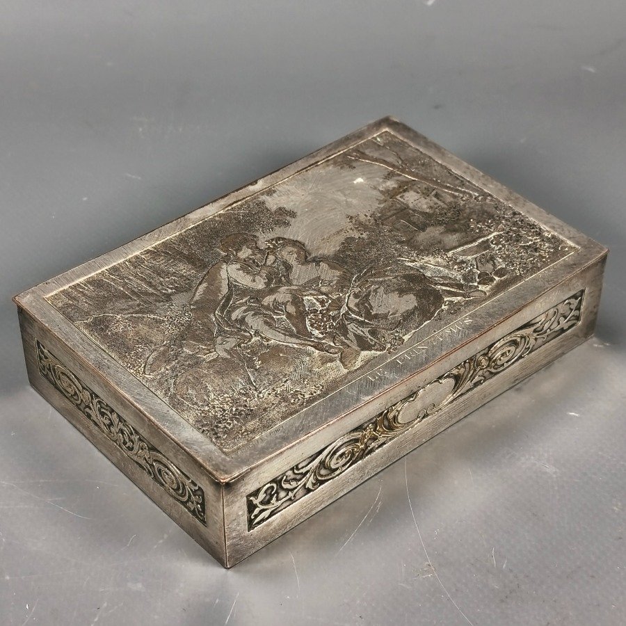 Lote anterior: Caja de metal con diseño grabado y escena romántica