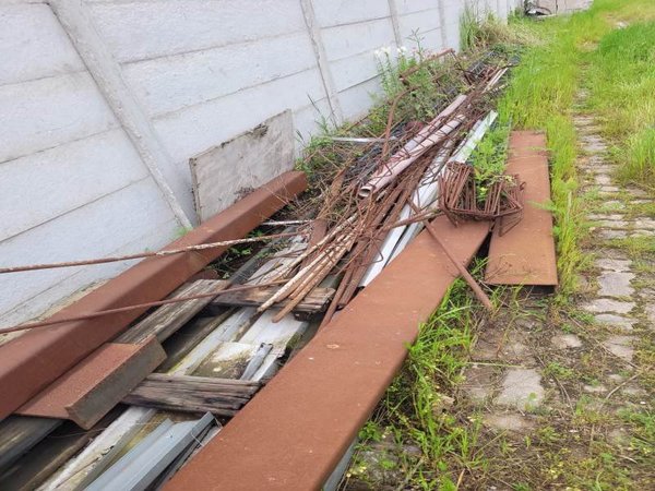 Lote de Caños Cuadrados y Vigas de Metal Oxidadas