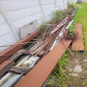 Lote siguiente: Lote de Caños Cuadrados y Vigas de Metal Oxidadas