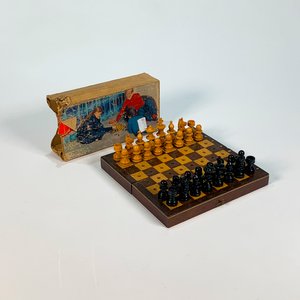Lote siguiente: Juego de Ajedrez Miniatura con Tablero y 32 Fichas