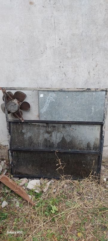 Ventana cocina con extractor en mal estado - imagen 2
