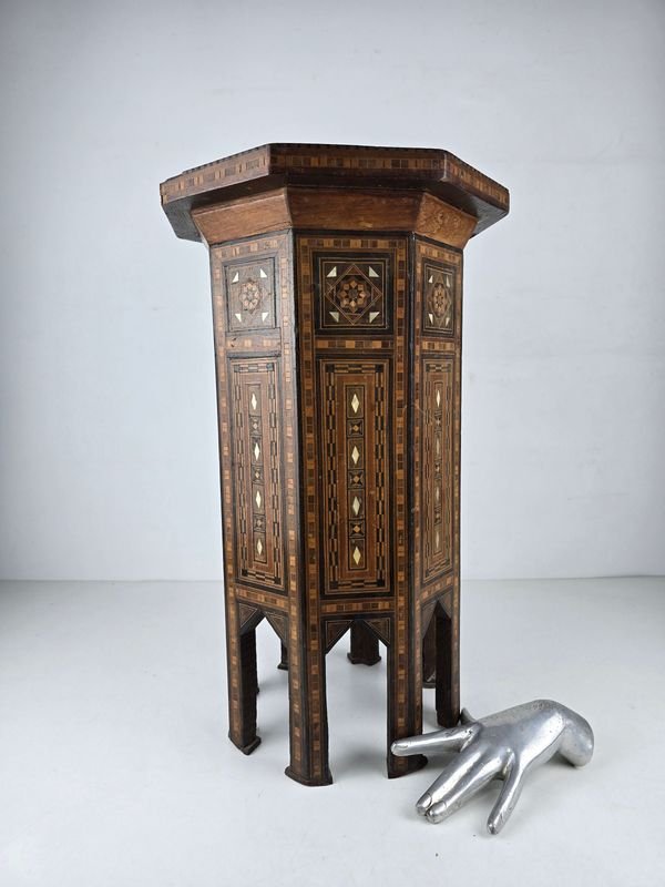 Mesa Turca Octogonal con Incrustaciones de Madera y Nácar - imagen 1